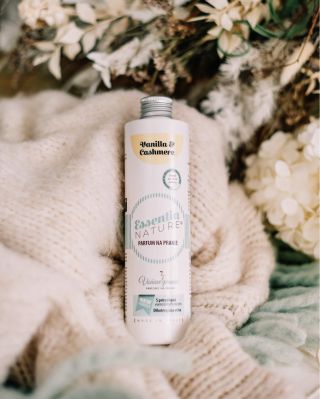 Vianoce nie sú len o svetielkach a chutiach… sú aj o vôni domova 🤍 Parfum na pranie Essentia Nature zanechá vašu bielizeň...